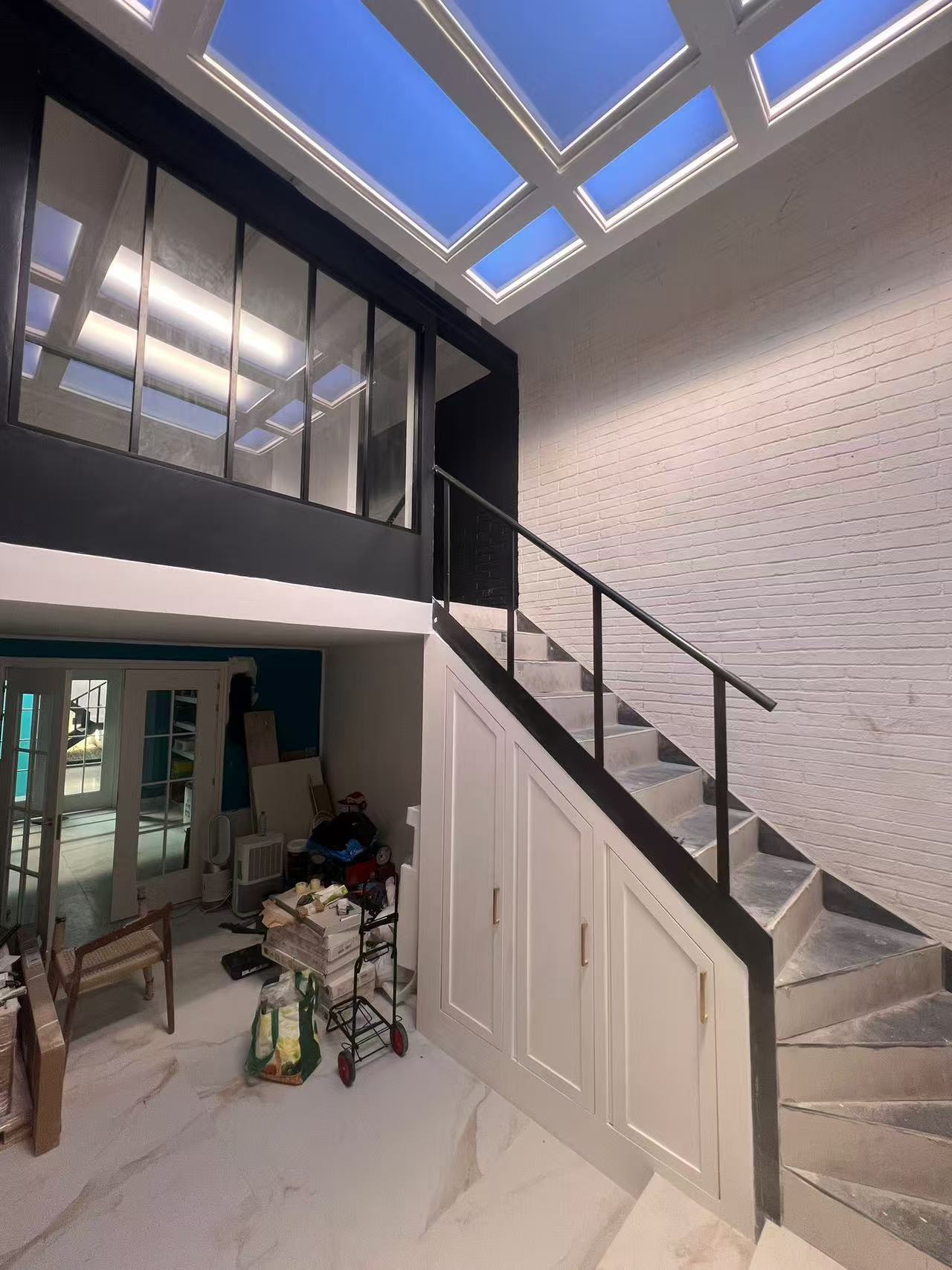 Laatste bedrijfsblogs Hoe kunstmatige dakramen ruimtes binnenshuis zonder ramen transformeren