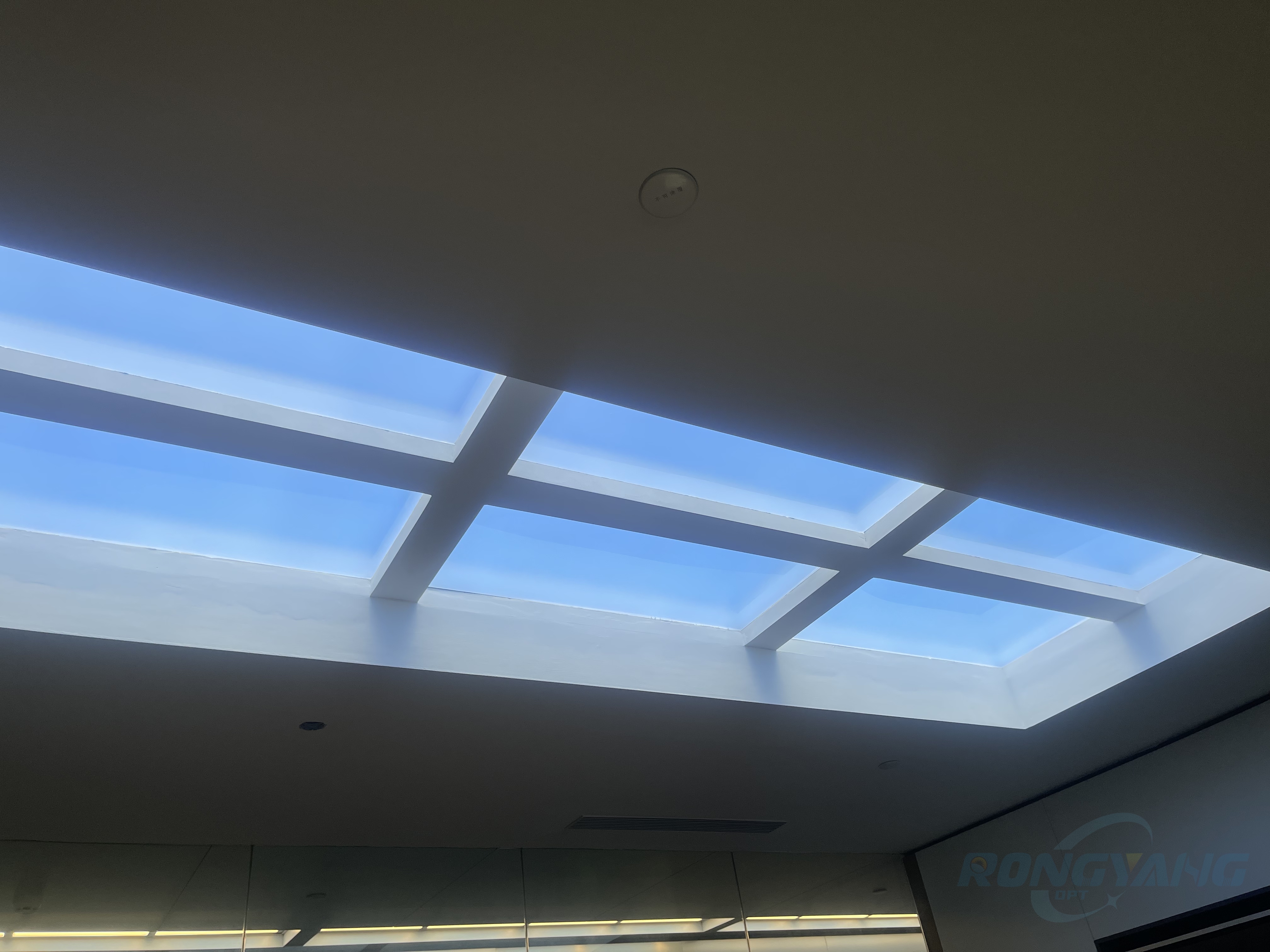 Laatste bedrijfsblogs Kunstmatige dakramen in het moderne architectuurontwerp