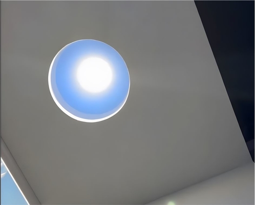 Integratie van slimme kunstmatige zonnepanelen voor thuisbureaus
