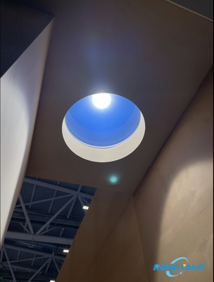Realistisch slimme dakraam met Rayleigh-scattering om daglicht na te bootsen, ondersteunt app en spraakbesturing.